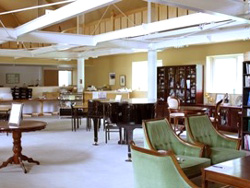▼工房に入るとピアノとテーブルがある広々としたホールのような空間。