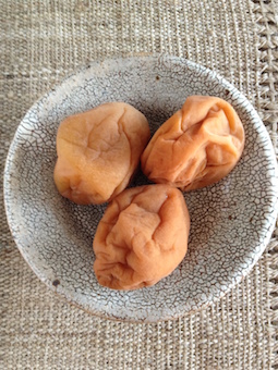 酢漬け梅干しのタネ３つで発酵液を作り。10%の割合で豆乳に混ぜます。