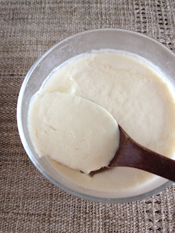 酢漬け梅干しのタネ３つで発酵液を作り。10%の割合で豆乳に混ぜます。