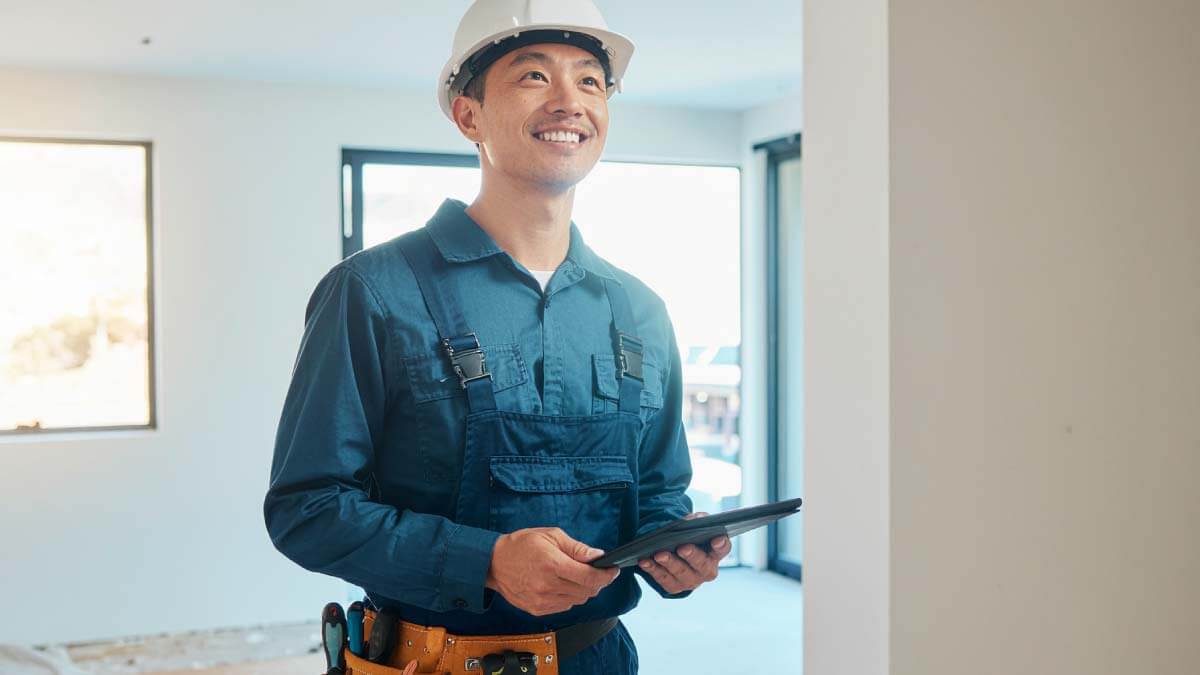 住宅リフォームの現場で作業する人のイメージ