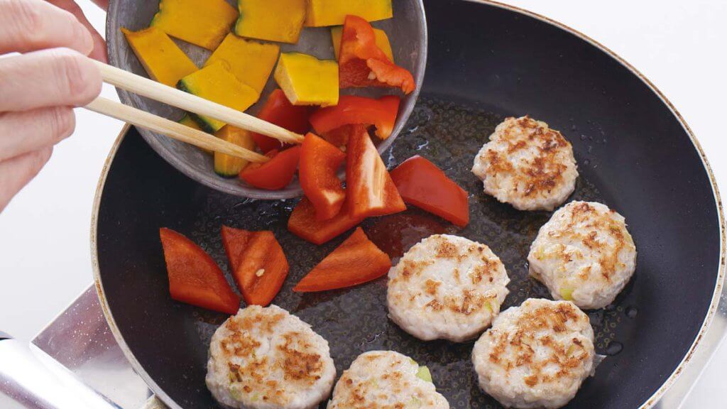 フライパンで鶏つくねを焼く手元