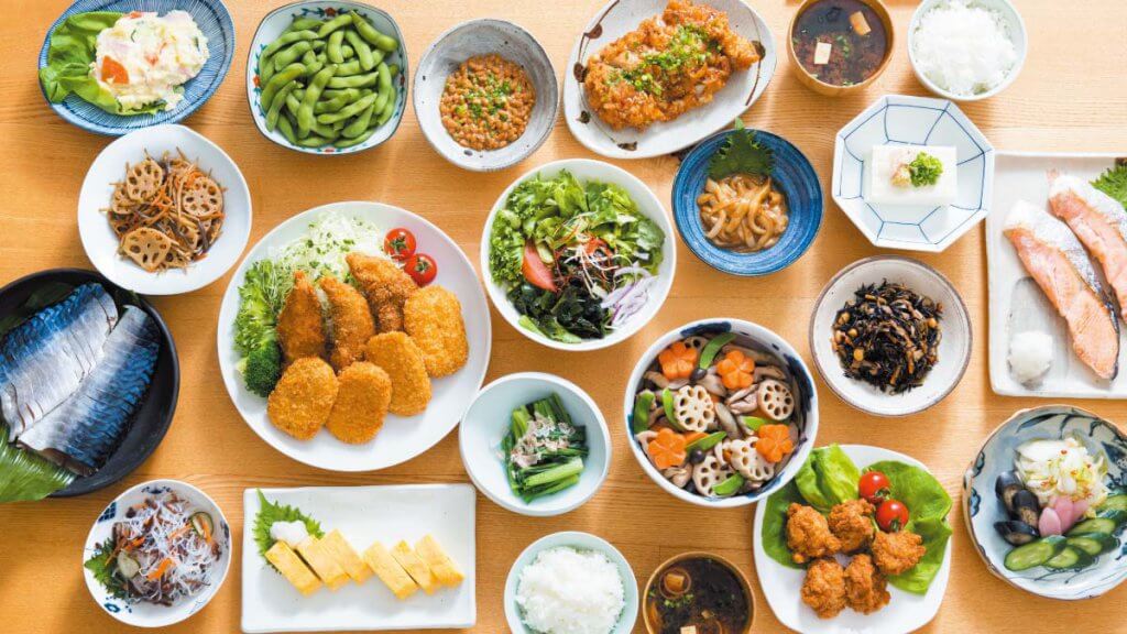 食卓に並べられたさまざまな惣菜