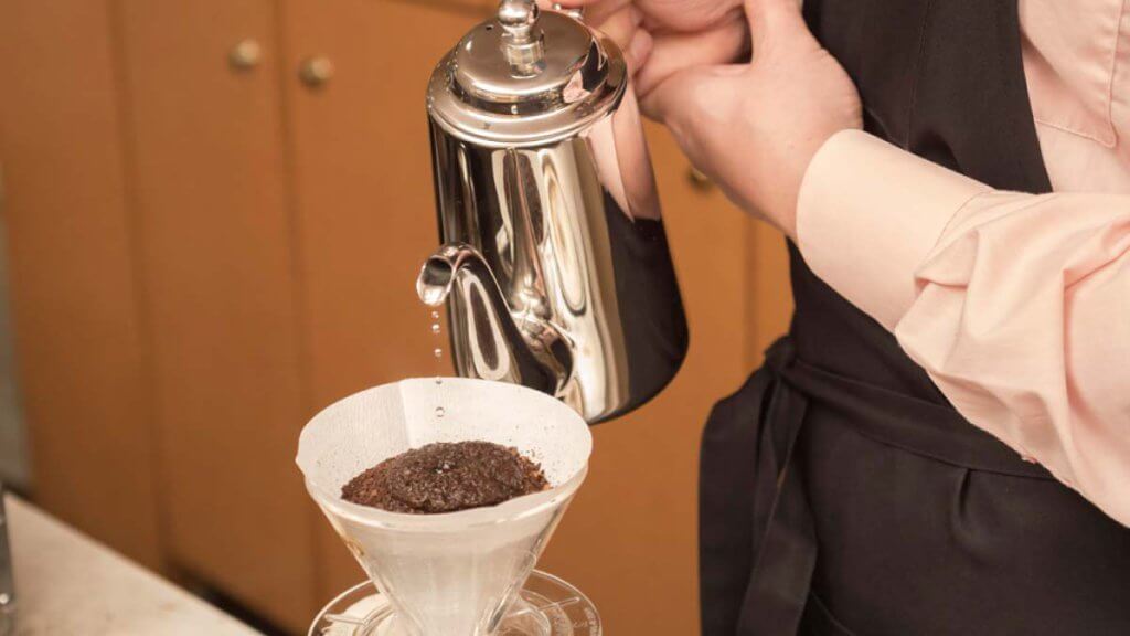 コーヒーを抽出する様子
