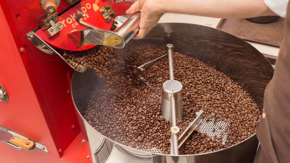 コーヒー豆を焙煎する工程