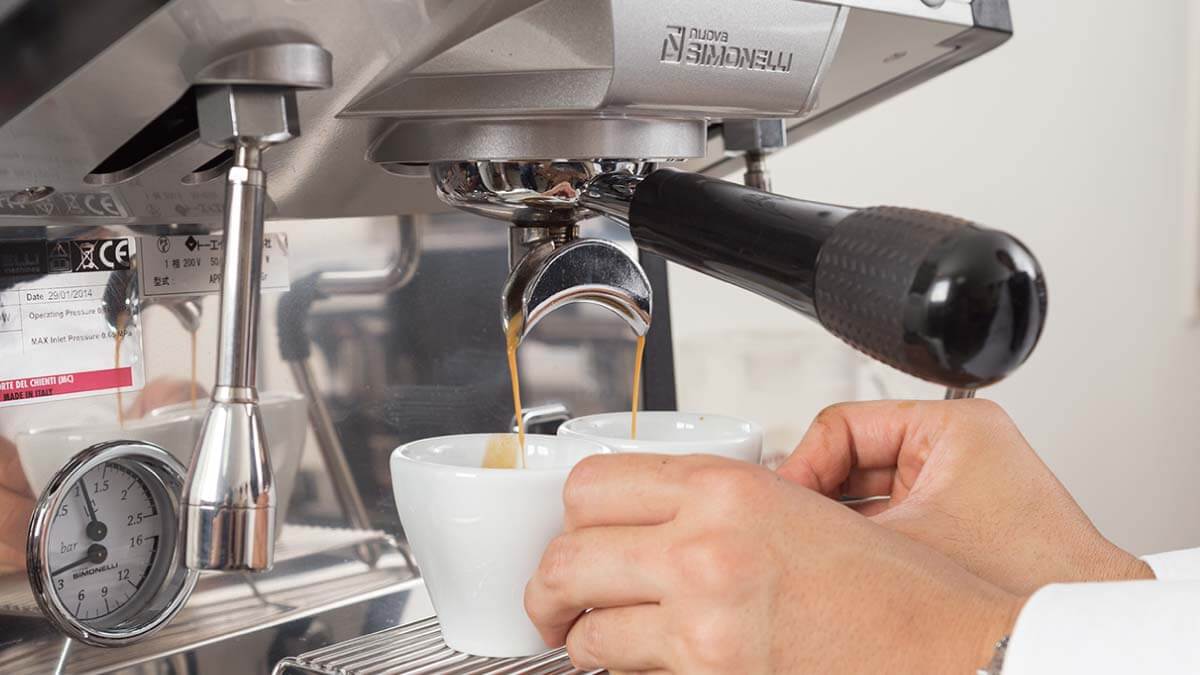 エスプレッソを抽出する工程