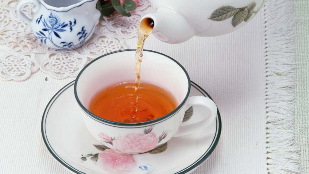 抽出した紅茶をカップに注ぐイメージ