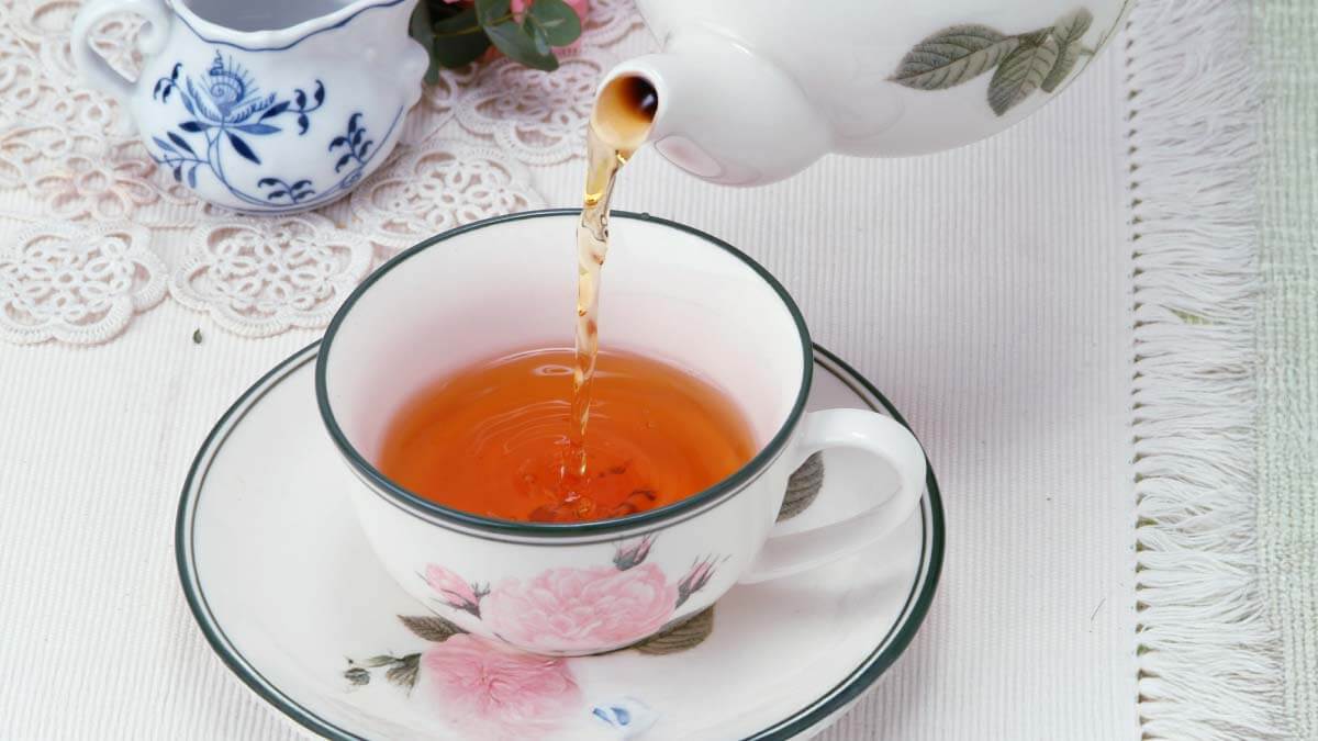 抽出した紅茶をカップに注ぐイメージ